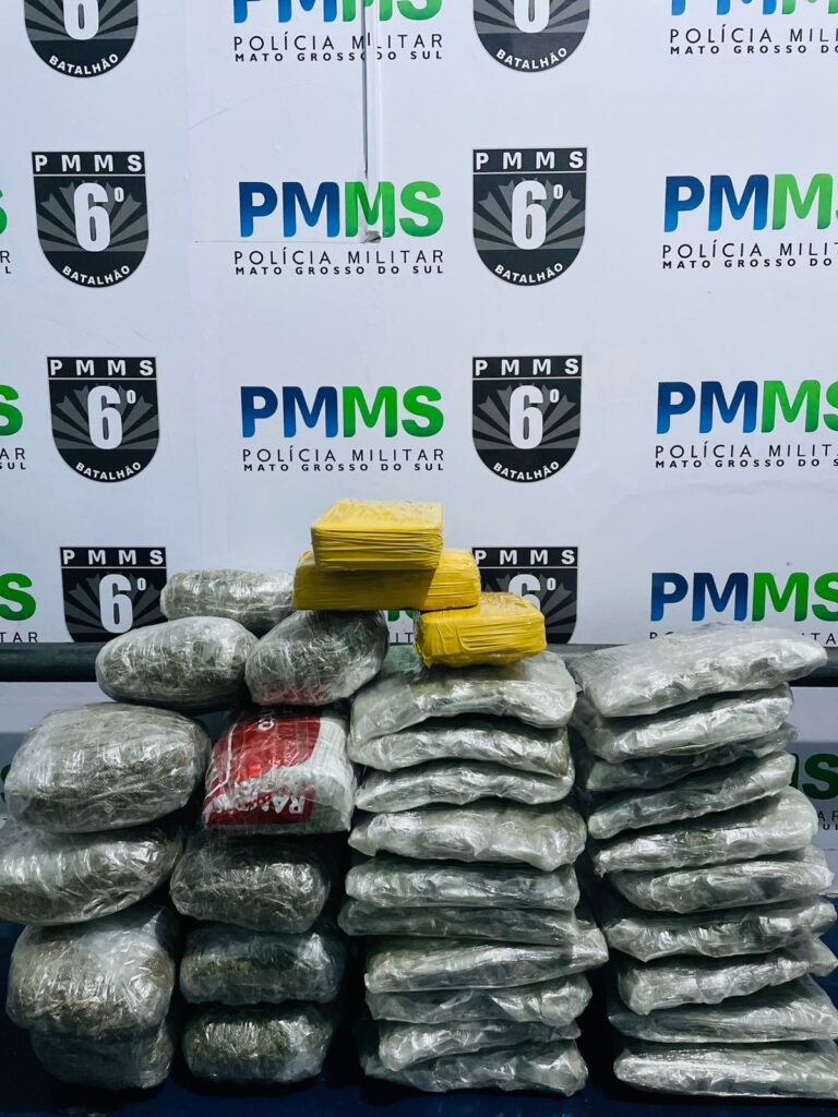 Polícia Militar no Posto Lampião Aceso: Quatro passageiros são detidos por tráfico de drogas em ônibus Polícia Militar no Posto Lampião Aceso: Quatro passageiros são detidos por tráfico de drogas em ônibus