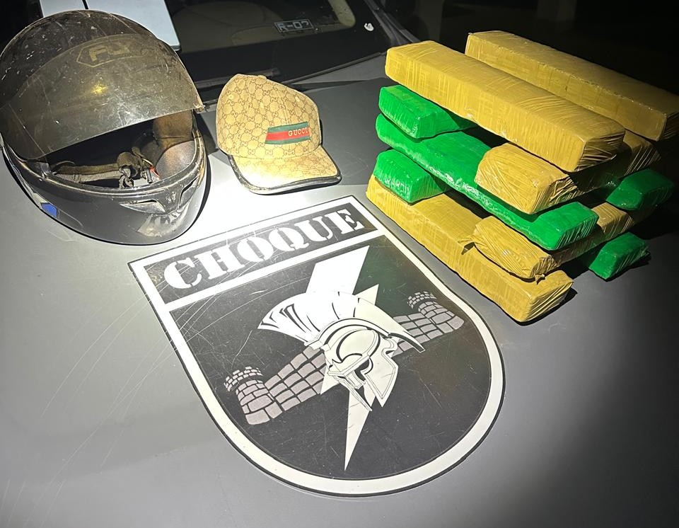 Polícia Militar apreende armas e drogas em Coxim Polícia Militar apreende armas e drogas em Coxim