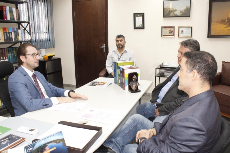 Prefeito de Ladário visita Juiz Diretor… Prefeito de Ladário visita Juiz Diretor…