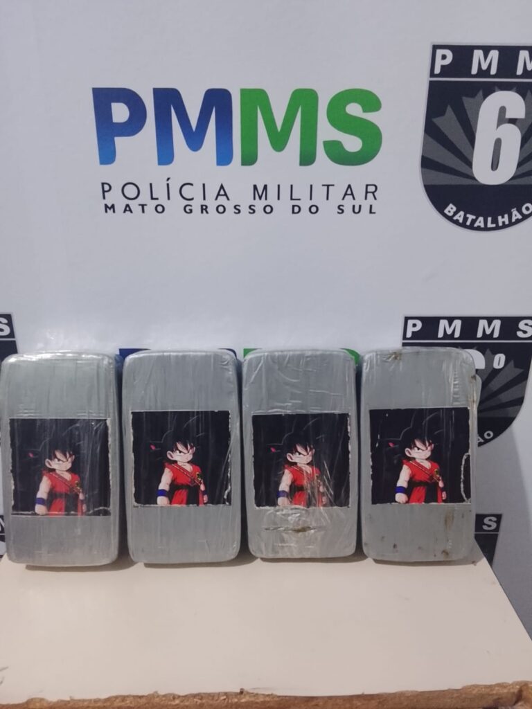 Polícia Militar apreende mais de 4 kg de pasta base durante a operação protetor no lampião aceso Polícia Militar apreende mais de 4 kg de pasta base durante a operação protetor no lampião aceso