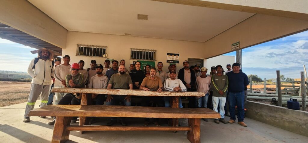 Polícia Militar realiza palestra sobre violência doméstica para colaboradores da empresa MadImune em Coxim Polícia Militar realiza palestra sobre violência doméstica para colaboradores da empresa MadImune em Coxim