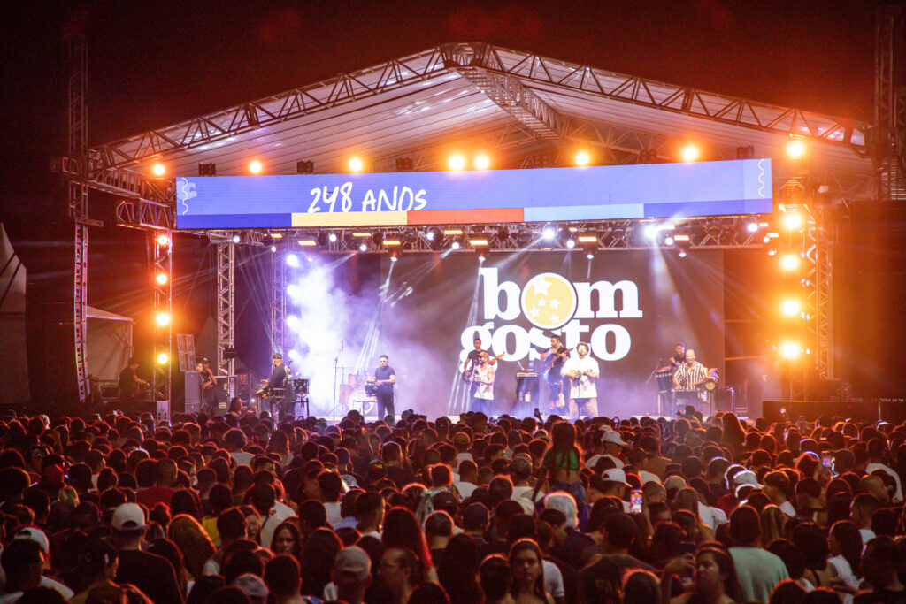 Bom Gosto reúne multidão em show de comemoração pelos 248 anos de Corumbá Bom Gosto reúne multidão em show de comemoração pelos 248 anos de Corumbá