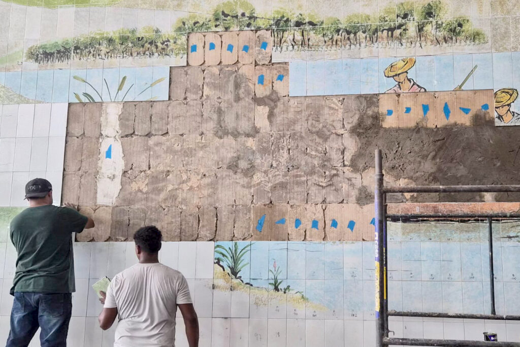 FUPHAN acompanha restauração de painel artístico histórico no centro de Corumbá